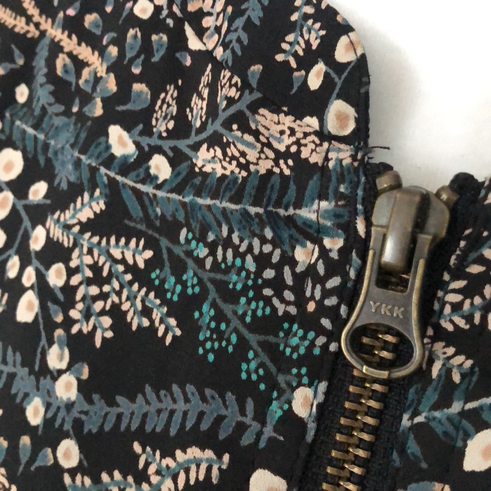 Ann Taylor LOFT Spring Jacket zip up - size M - Polyester silky to the touch.